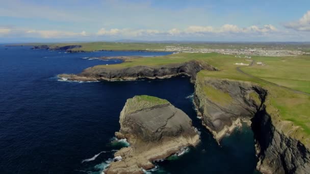 Voo Sobre Falésias Kilkee Costa Atlântica Irlanda — Vídeo de Stock