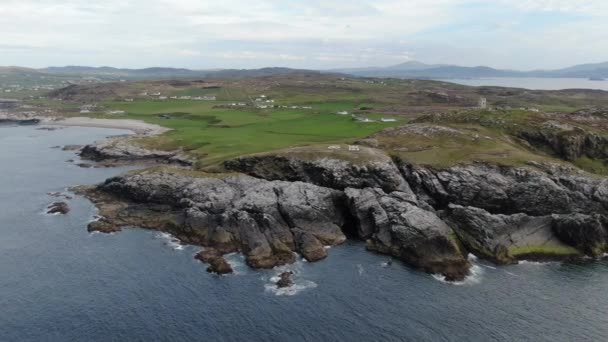アイルランドのマリンヘッドの岩の海岸 ドローンからの空中ビュー — ストック動画