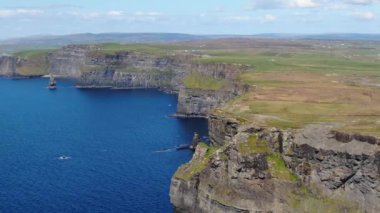 Atlantik Okyanusu'nda İrlanda Moher Cliffs - havadan drone görüntüleri  