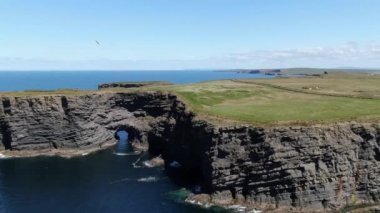 İrlanda'nın batı kıyısında güzel Kilkee Kayalıkları 