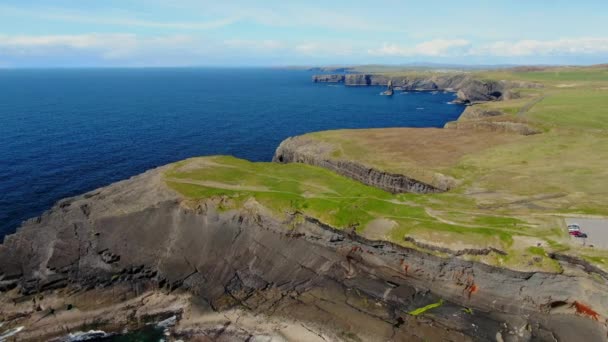 Vlucht Kliffen Van Kilkee Aan Atlantische Kust Van Ierland — Stockvideo