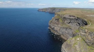 İrlanda'da ünlü Moher Kayalıkları üzerinde havadan görünümü 