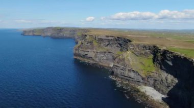 İrlanda'da en ünlü dönüm noktası - Moher hava drone görüntüleri Cliffs 