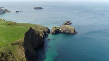 Ballycastle Kuzey İrlanda Carrick-A-Rede Halat Köprüsü - havadan görünümü 