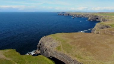 İrlanda Atlantik kıyısında Kilkee Kayalıkları üzerinde Uçuş  