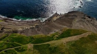 İrlanda'da Kilkee Kayalıkları havadan görünümünde  