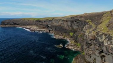 İrlanda Atlantik kıyısında Kilkee Kayalıkları üzerinde Uçuş  