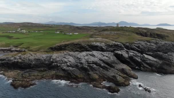 アイルランドのマリンヘッドの岩の海岸 ドローンからの空中ビュー — ストック動画