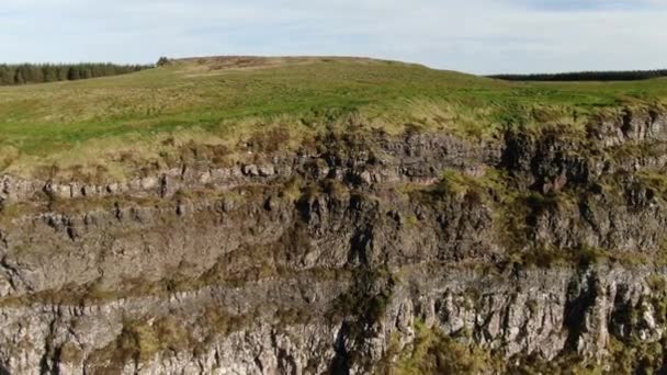 飞越北爱尔兰比内纳悬崖 — 图库视频影像