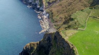 Ballycastle Kuzey İrlanda Carrick-A-Rede Halat Köprüsü - havadan görünümü