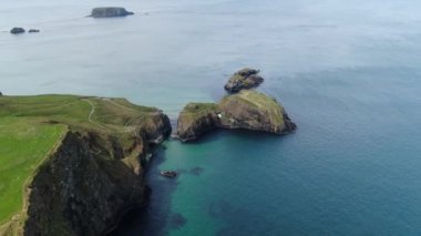 Carrick-A-Rede Rope Bridge üzerinde Uçuş - Kuzey İrlanda'da ünlü bir dönüm noktası - 