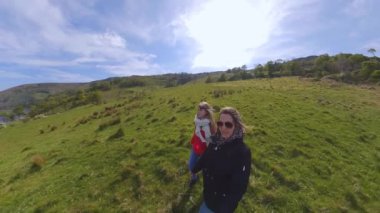 İki kız 360 derece kamera ile eğlenin 