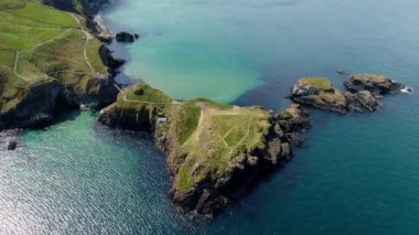 Kuzey İrlanda'da Carrick-A-Rede Rope Bridge üzerinde havadan görünümü  