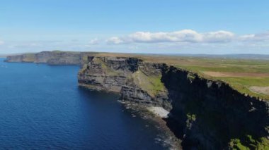 İrlanda'da ünlü Moher Cliffs boyunca Uçuş  