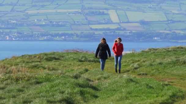 Erstaunliche Binevenagh Klippen Norden Irlands — Stockvideo
