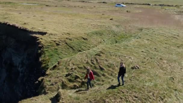 Zwei Mädchen Irland Spazieren Einem Sonnigen Tag Auf Den Klippen — Stockvideo