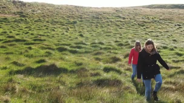 Caminhando Sobre Pastagens Binevenagh Irlanda Norte Vista Aérea Drone — Vídeo de Stock