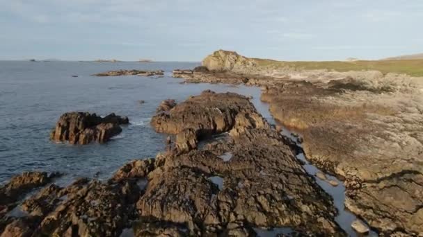 在爱尔兰马林头美丽的岩石海岸上空飞行 — 图库视频影像