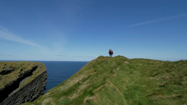 Incrível costa atlântica da Irlanda com seus penhascos íngremes — Vídeo de Stock