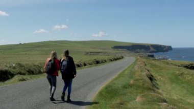 İrlanda batı sahiline bir tatil gezisinde iki kadın