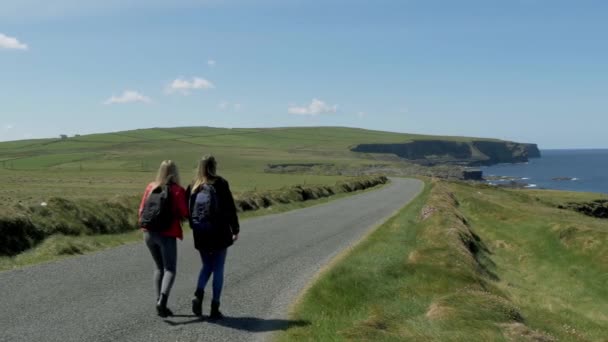 Deux femmes en voyage de vacances sur la côte ouest irlandaise — Video