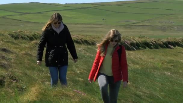 Dos Mujeres Viaje Vacaciones Costa Oeste Irlandesa Fotografía Viaje — Vídeo de stock
