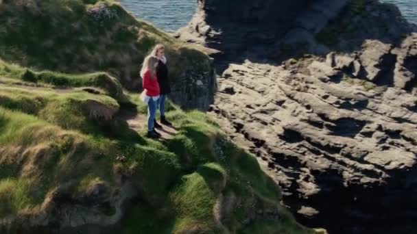 Twee Meisjes Reizen Naar Kliffen Van Ierse Westkust Reisfotografie — Stockvideo