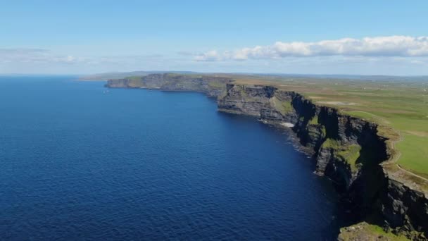 Εναέρια Θέα Στα Διάσημα Βράχια Του Moher Στην Ιρλανδία Ταξιδιωτικές — Αρχείο Βίντεο
