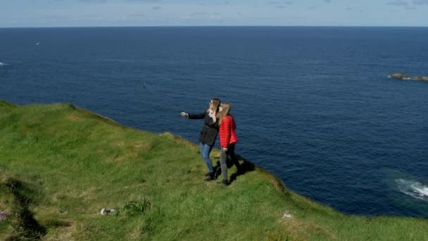 Zwei junge Frauen im Urlaub an der irischen Westküste — Stockvideo