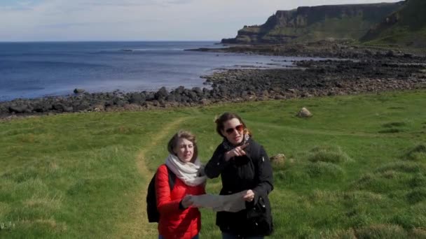 Δύο Κορίτσια Ταξιδεύουν Στην Γέφυρα Των Γιγάντων Στη Βόρεια Ιρλανδία — Αρχείο Βίντεο