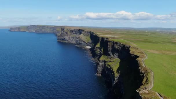 アイルランドで最も有名なランドマーク モハー空中ドローン映像の崖 旅行写真 — ストック動画
