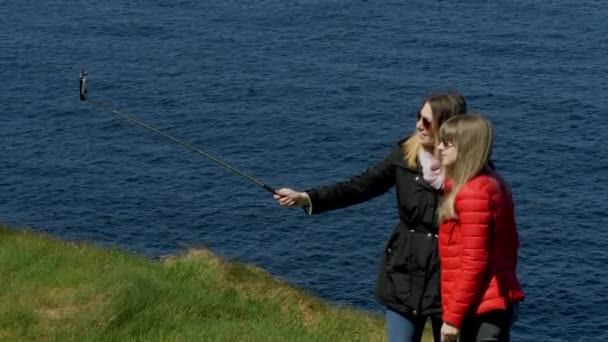 Dvě mladé ženy na cestě podél irského západního pobřeží — Stock video