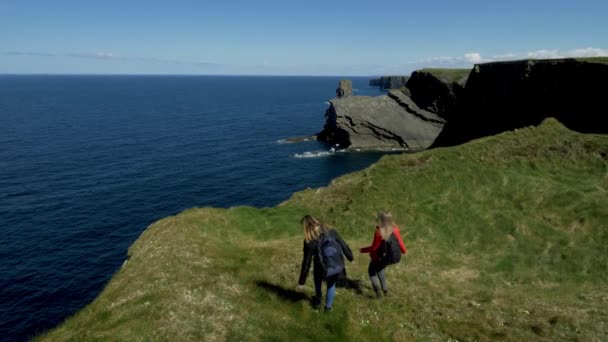 Dos chicas de vacaciones en Irlanda — Vídeo de stock