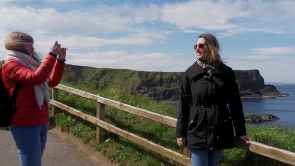 Tirar Fotos Giants Causeway Coast Irlanda Norte Viajar Fotografias — Vídeo de Stock