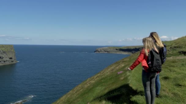 Caminando en la hermosa costa oeste irlandesa en un día soleado — Vídeo de stock