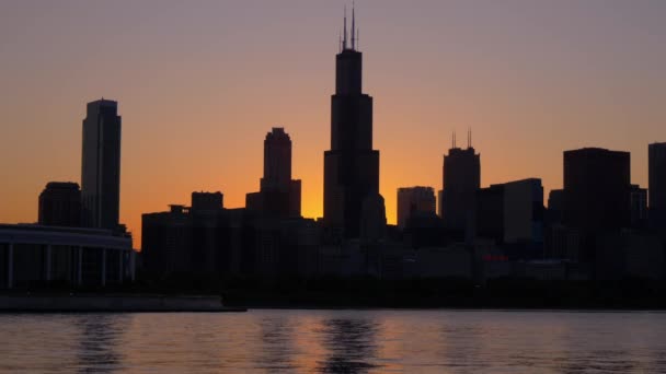Silhuett Chicago Skyline Vid Solnedgången Rese Fotografering — Stockvideo