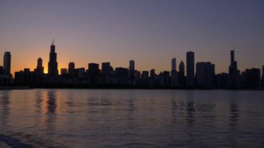 Gün batımında Chicago Skyline silueti - seyahat fotoğrafçılığı