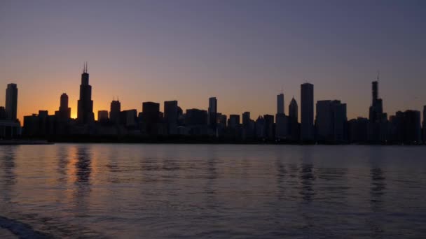 日没時のシカゴスカイラインのシルエット 旅行写真 — ストック動画