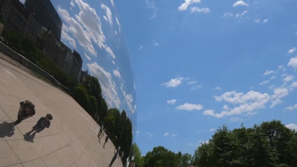 Famous Cloud Gate at Millennium Park in Chicago - CHICAGO, UNITED STATES - JUNHO 11, 2019 — Vídeo de Stock