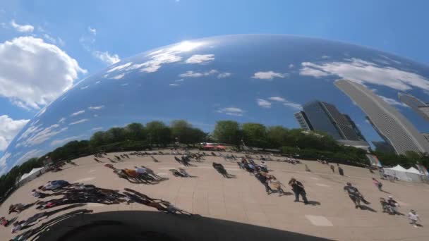 Marco popular em Chicago - Cloud Gate no Millennium Park - CHICAGO, ESTADOS UNIDOS - JUNHO 11, 2019 — Vídeo de Stock
