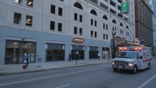 芝加哥街道上的紧急救护车 美国芝加哥 2019年6月11日 — 图库视频影像