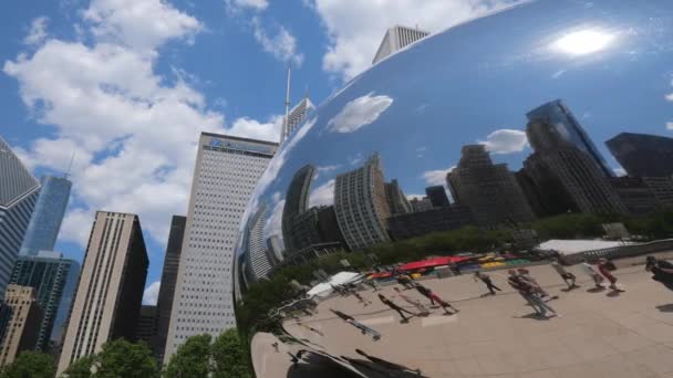 Famous Cloud Gate at Millennium Park in Chicago - CHICAGO, Ηνωμένες Πολιτείες - 11 Ιουνίου 2019 — Αρχείο Βίντεο