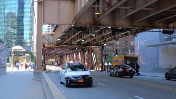 芝加哥典型的有地铁轨道的街道景观 美国芝加哥 2019年6月11日 — 图库视频影像