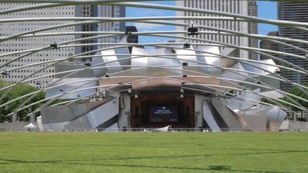 Jay Pritzker Paviljoen in Chicago Millennium Park - CHICAGO, Verenigde Staten - 11 juni 2019 — Stockvideo