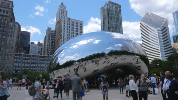 Δημοφιλές ορόσημο στο Σικάγο - Cloud Gate at Millennium Park - CHICAGO, United States - June 11, 2019 — Αρχείο Βίντεο