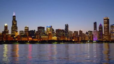 Akşam Chicago güzel silueti - seyahat fotoğrafçılığı