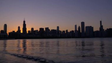 Gün batımında Chicago Skyline silueti - seyahat fotoğrafçılığı
