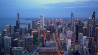 Gece Chicago üzerinde havadan görünümü - seyahat fotoğrafçılığı