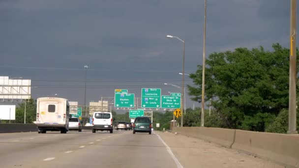 Hinweisschilder Nach Louisville Und Louis Auf Der Autobahn Chicago Usa — Stockvideo