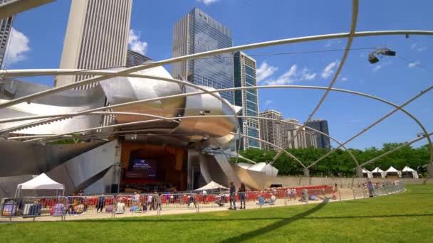 Jay Pritzker Pavilon a Chicago Millennium Parkban - CHICAGO. EGYESÜLT ÁLLAMOK - 2019. június 11. — Stock videók